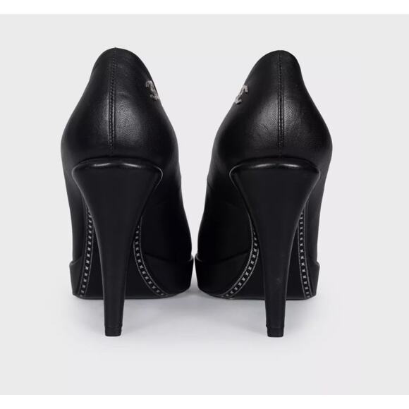 Chanel Black Leather Pumps with Patent Cap Toe - Size 38.5 - Picture 4 of 6